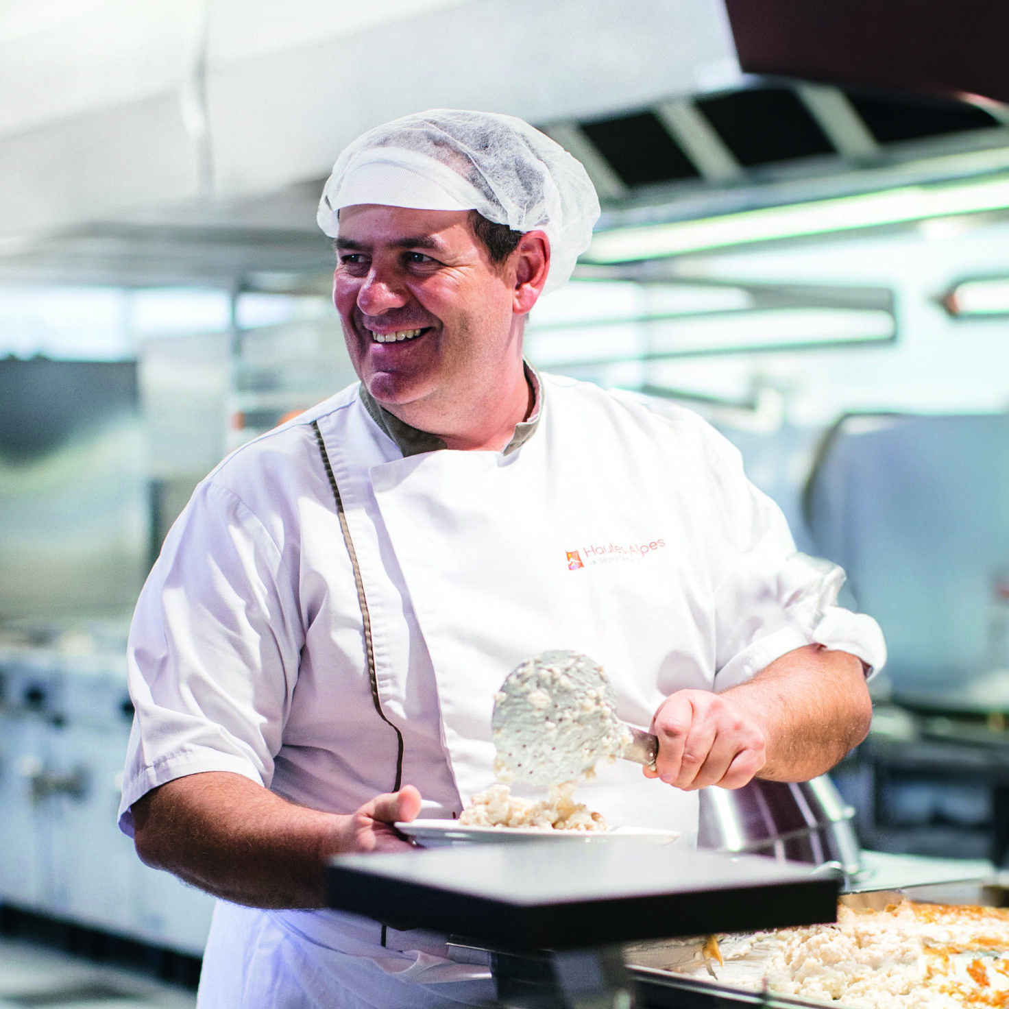 Un cuisinier du Département prépare les plats des élèves dans l'une des cuisines des collèges.