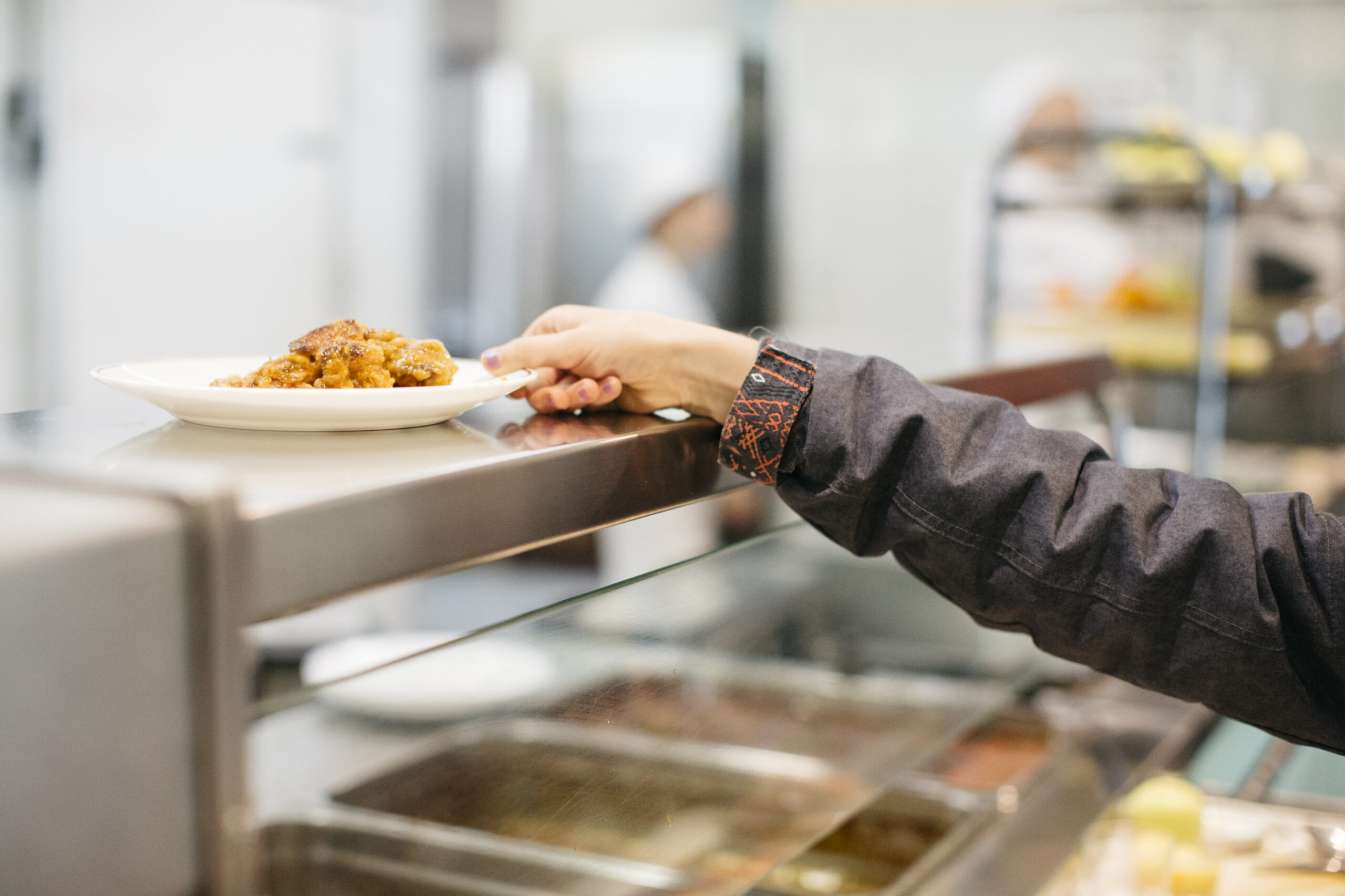 Un élève récupère son plat dans un restaurant scolaire du Département